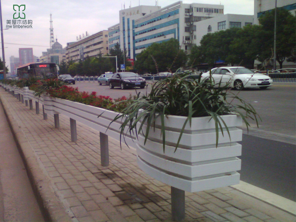 防腐木花箱为一个城市道路增添了不同的风格